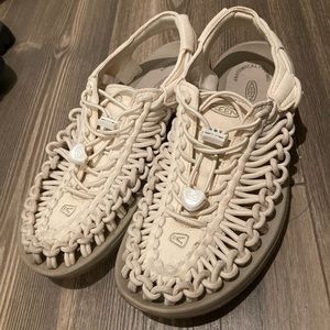 KEEN Water Shoes
Beige
size EU 37.5/ US 7/ UK 4.5
Fits like US 6